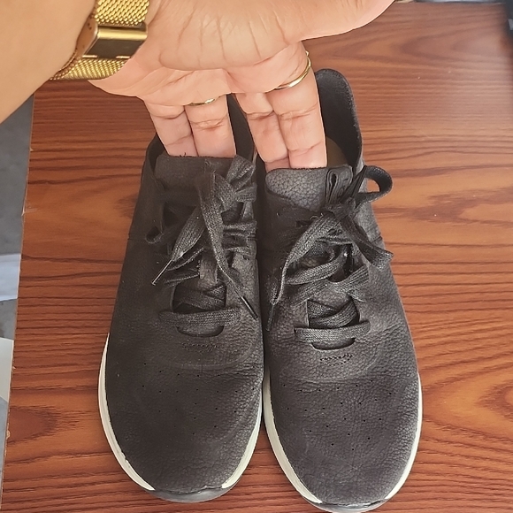 UGG Womem Black Casual Shoes - Picture 2 of 6